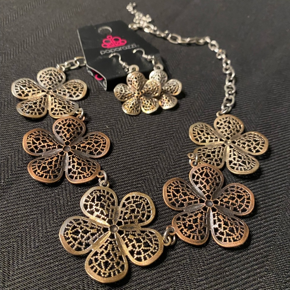Paparazzi Accessories ‘No Common Daisy’ Mixed-Metal Necklace & Earring Set